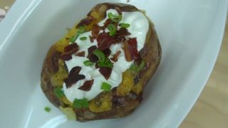 VIDEO Cartofi copți cu br&acirc;nză și bacon, rețeta zilei