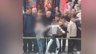 VIDEO Copil lovit de robotul scăpat de sub control. Incidentul din China a fost filmat