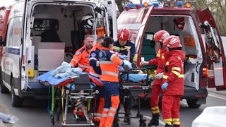 VIDEO Planul Roșu a fost activat &icirc;n D&acirc;mbovița. Patru copii au ajuns la spital, după ce un microbuz școlar s-a ciocnit cu un TIR