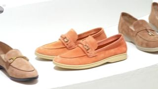 VIDEO &bdquo;Se potrivesc foarte bine&rdquo;. Pantofii vedetă ai primăverii