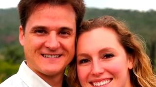 Un doctor anestezist, acuzat că a vrut să &icirc;și omoare soția, pe care a acuzat-o de infidelitate. A lovit-o cu o piatră și a &icirc;ncercat să o arunce de pe o st&acirc;ncă