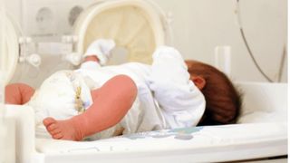 Și-a găsit bebelușul abia născut mort &icirc;n pat. Drama unei mame din Vrancea, anchetată de polițiști 