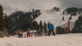 VIDEO Sezonul de schi din Poiana Brașov se &icirc;nchide oficial. Decizia a st&acirc;rnit nemulțumiri printre turiști 