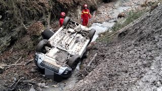 Un bărbat de 56 de ani a murit după ce s-a prăbușit cu mașina &icirc;ntr-o r&acirc;pă de 7 metri. Accidentul s-a petrecut &icirc;n Neamț