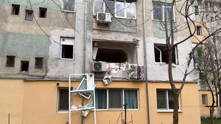 Explozie &icirc;ntr-un bloc din Caracal. 25 de persoane au fost evacuate, o femeie e rănită