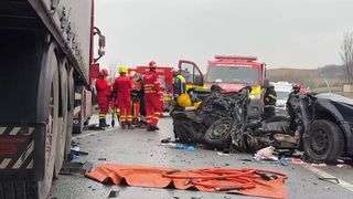 Tragedie &icirc;n Cluj, &icirc;ntre două TIR-uri și un autoturism! Cinci bărbați au murit