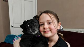 O fetiță de doar 10 ani a murit după ce a acuzat dureri puternice de cap. Părinții au crezut că problemele sunt cauzate de utilizarea tabletei, dar copila suferea de o boală cruntă