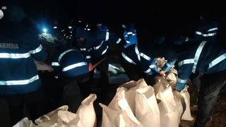 Inundații &icirc;n Vrancea, zeci de oameni evacuați