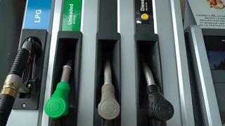 VIDEO Guvernul ia &icirc;n calcul reducerea accizei la carburanți cu 10%. Ce &icirc;nseamnă asta pentru șoferi 