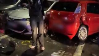 VIDEO Un t&acirc;năr de 20 de ani a făcut prăpăd pe un bulevard din Capitală. Opt mașini au fost distruse, după ce a pierdut controlul volanului