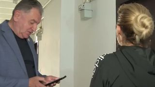 VIDEO Controverse &icirc;n Pitești. Locuințe sociale, ocupate de persoane cu mașini scumpe și vacanțe de lux peste hotare