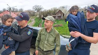 VIDEO Filmul dispariției minorelor din T&acirc;rnăveni. Părinții, anchetați, după ce copilele de 4 și 5 ani au fost găsite de un pădurar?