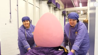 VIDEO Un ou de Paște gigant i-a lăsat mască pe britanici. Desertul din ciocolată are 55 de kilograme