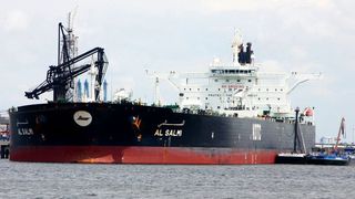 Iranul a distrus un petrolier masiv l&acirc;ngă Dubai, la scurt timp după amenințările lui Trump. Petrolul atinge un nou record de preț