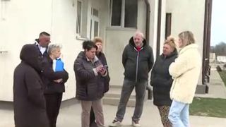 Unii dintre oamenii care stau &icirc;n locuințele sociale