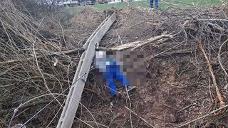 Un bărbat de 51 de ani a murit după ce un st&acirc;lp de electricitate a căzut peste el. Gorjeanul &icirc;ncerca să-l schimbe 