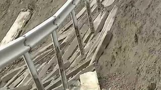 VIDEO Mii de oameni sunt izolați din cauza unei alunecări de teren, &icirc;n Vrancea: &rdquo;Ne duce &icirc;n vale&rdquo;