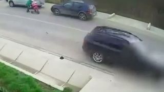 VIDEO Copil de 4 ani din Bacău, lovit de mașină &icirc;n timp ce traversa neregulamentar strada. Accidentul s-a petrecut sub ochii mamei minorului 