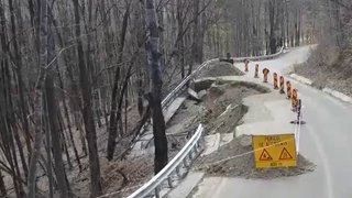 VIDEO Un drum din Buzău, afectat grav de alunecările de teren. Localnicii riscă să răm&acirc;nă izolați