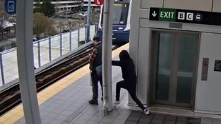 Un bărbat, la un pas de moarte, după ce un agresor diagnosticat cu schizofrenie a &icirc;ncercat să &icirc;l &icirc;mpingă &icirc;n fața trenului. Momentul terifiant a fost surprins de camere