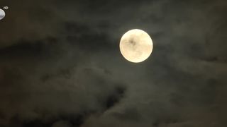 VIDEO &bdquo;Este mult mai spectaculoasă&rdquo;. Luna roz, fenomenul specific lui aprilie