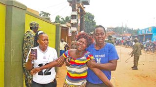 Părinți disperați la grădinița din Kampala