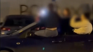 VIDEO Fala &icirc;n online și teribilismul de o clipă i-au adus unei tinere din Cluj 5 amenzi. Șoferița a rămas și fără permis după gestul său periculos