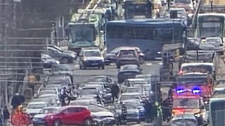 Cinci mașini și un moped, implicate &icirc;ntr-un accident pe Calea Văcărești! Un t&acirc;năr din Turkmenistan a ajuns la spital