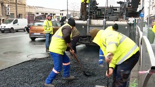 VIDEO Bucureștiul &icirc;n sezonul asfaltărilor: lucrări lente și pe ploaie, șoferii și pietonii &icirc;n dificultate