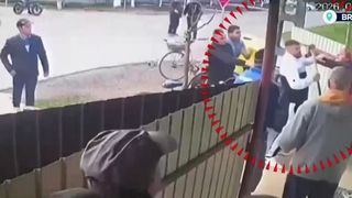 VIDEO Bătaie ca-n filme &icirc;n Brăila. Bărbat de 72 de ani, lovit cu un topor