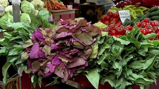 VIDEO &bdquo;Banii sunt puțini&rdquo;. Fructe și legume la preț de lux