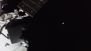 Imagine cu Luna de pe capsula Orion, luată &icirc;n ziua a doua a misiunii Artemis