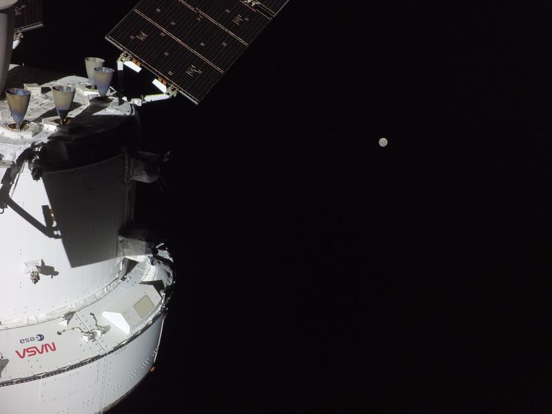 Imagine cu Luna de pe capsula Orion, luată în ziua a doua a misiunii Artemis