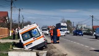 Patru persoane rănite după ce o ambulanță a fost implicată &icirc;ntr-un accident. Autospeciala a ajuns &icirc;n șanț