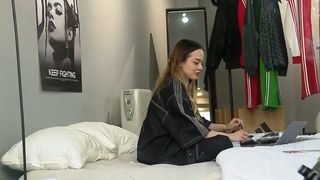 VIDEO Experiment inedit pe Calea Victoriei. O t&acirc;năra artistă petrece 24 de ore &icirc;ntr-o vitrină sigilată 