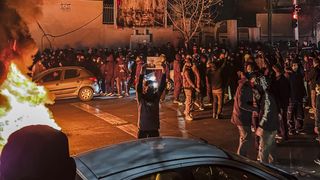 Tinerii de la protestele din Iran, folosiți ca scut uman &icirc;n fața bombelor anunțate de Trump