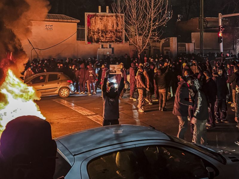 Tinerii de la protestele din Iran, folosiți ca scut uman în fața bombelor anunțate de Trump