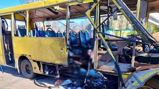 Autobuz spulberat de o dronă rusească. Cel puțin trei oameni și-au pierdut viața