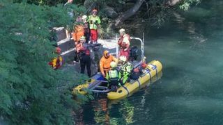 Un rom&acirc;n de 21 de ani și-a găsit sf&acirc;rșitul &icirc;n Italia, după ce s-a prăbușit printre st&acirc;nci. Scafandrii &icirc;i caută trupul