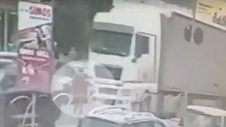 O femeie de 60 de ani din Fălticeni, călcată de TIR. Mastodontul a trecut peste ea și a lăsat-o fără picioare