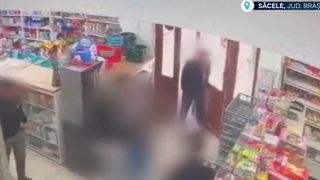 VIDEO Violentă extremă &icirc;ntr-un magazin din Săcele. Momentul &icirc;n care un adolescent de 16 ani a pus la păm&acirc;nt un bărbat de 58 de ani cu o lovitură de pumn