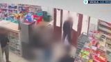 VIDEO Violentă extremă &icirc;ntr-un magazin din Săcele. Momentul &icirc;n care un adolescent de 16 ani a pus la păm&acirc;nt un bărbat de 58 de ani cu o lovitură de pumn