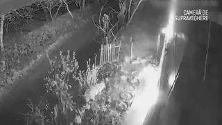 VIDEO Răzbunare &icirc;n stil mafiot la Maramureș. Doi bărbați, reținuți după ce au incendiat o casă