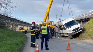 VIDEO Planul Roșu, activat după ce un microbuz cu 11 persoane a fost implicat &icirc;ntr-un grav accident &icirc;n Prahova. Cinci pasageri au ajuns la spital 