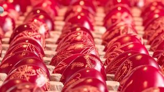 VIDEO &bdquo;Mie nu mi se pare greu&rdquo;. Arta ouălor &icirc;ncondeiate pentru Paște