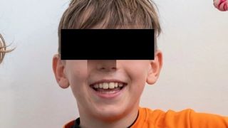 Copil rom&acirc;n de 11 ani, ucis &icirc;ntr-o toaletă publică din Spania, &icirc;n timp ce mama &icirc;l aștepta la ușă