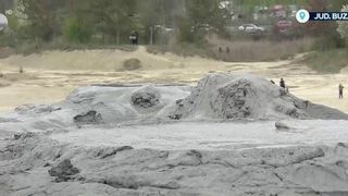 VIDEO &bdquo;Mi-am dorit de mult să vin&rdquo;. Vulcanii Noroioși, atracție pentru turiști