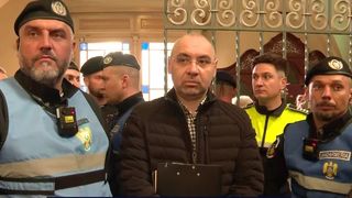 VIDEO Tensiuni la  o biserică romano-catolică din Oradea! Slujbă cu executorul și jandarmii
