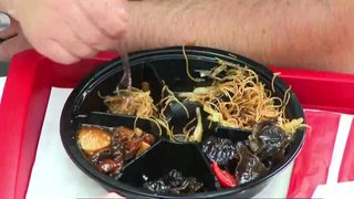 M&acirc;ncarea de la fast-food, tentația rom&acirc;nilor după mesele de Paște