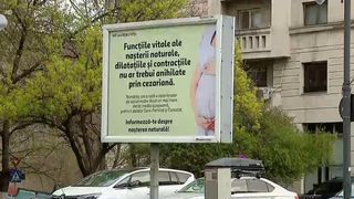 VIDEO &bdquo;N-au niciun sens&rdquo;. Panourile anti-cezariană din București st&acirc;rnesc controverse